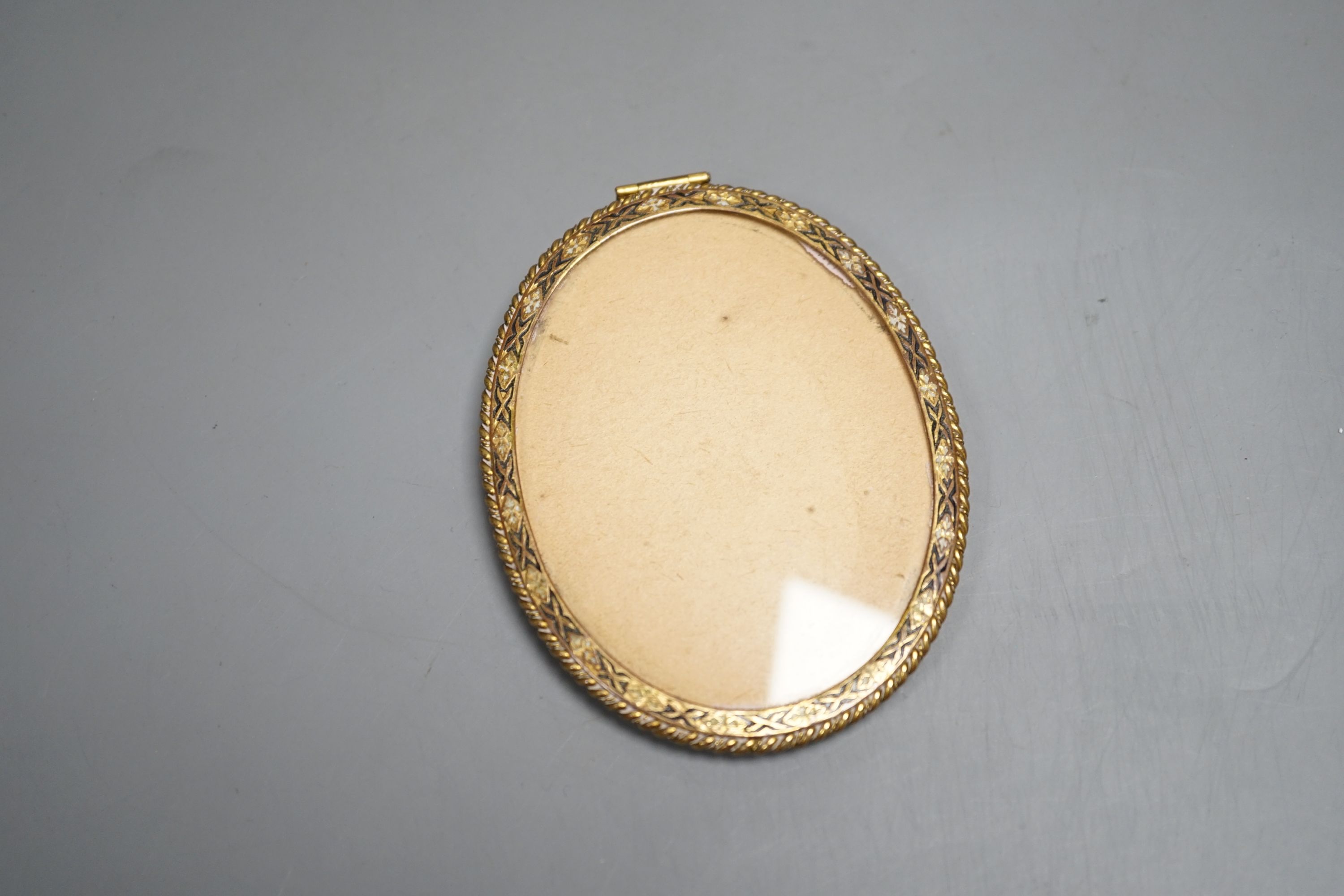 An Elizabeth I 1593 sixpence and a oval portrait frame the reverse depicting Elizabeth I coat of arms.